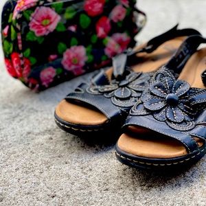 Gently Used Clark’s Sandals 👡 with cushion!